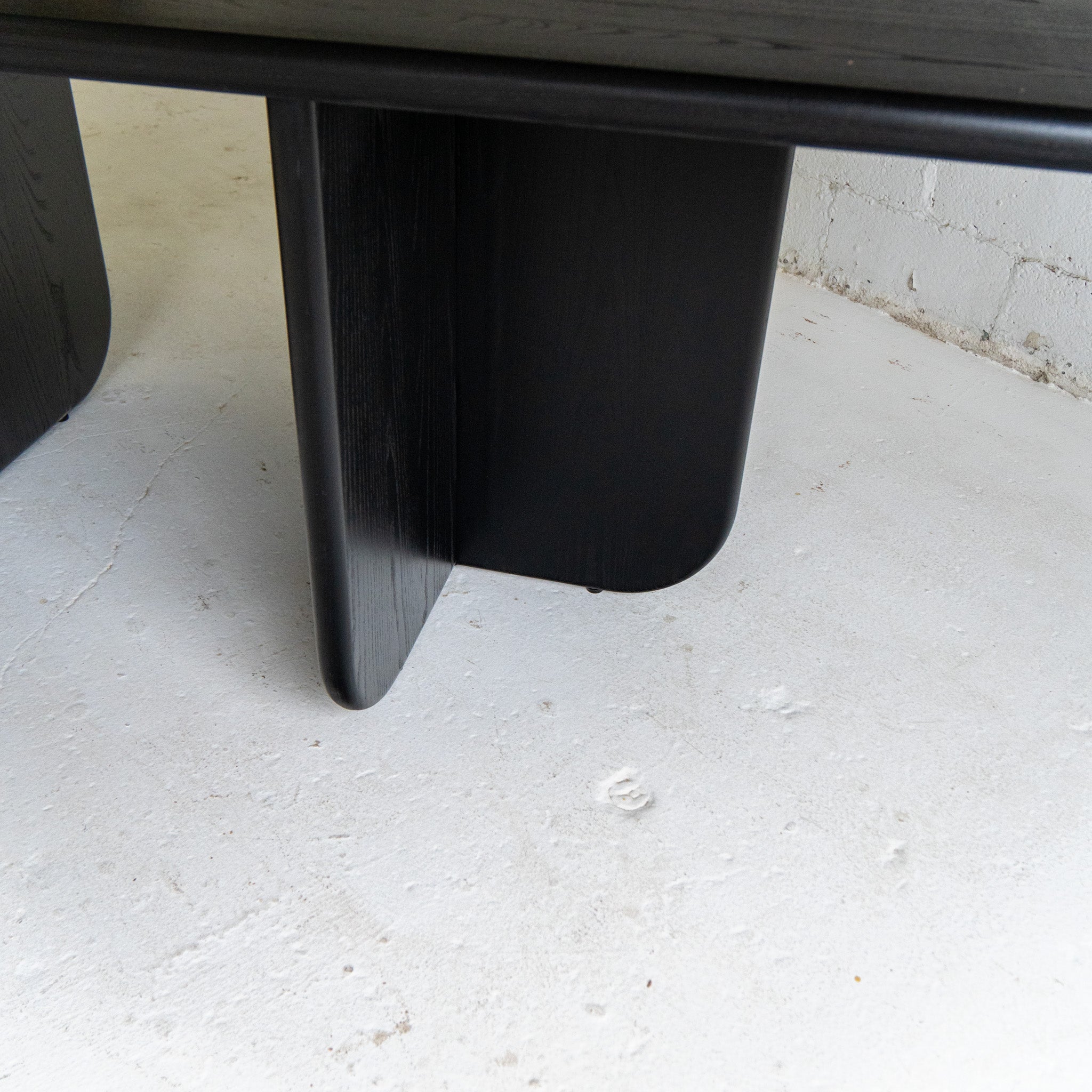 black lacquer dining table legs view